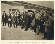 99047 Afbeelding van o.a. burgemeester dr. J.P. Fockema Andreae (links van het midden) en minister van Binnenlandse ...